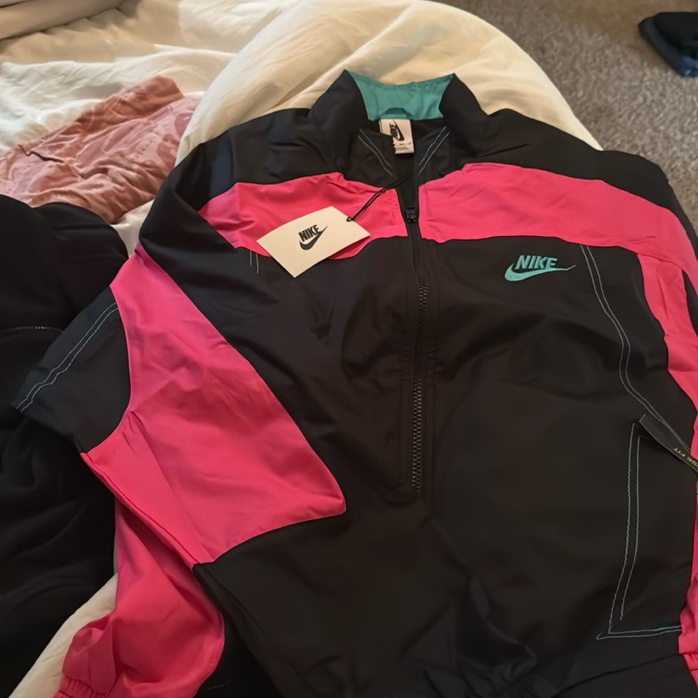 nike wind breaker. men’s xs. multicolor